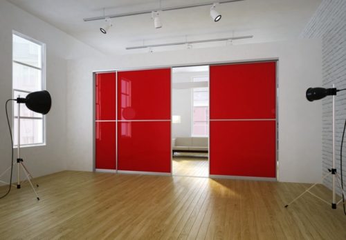 Farbige Schiebetür in rot