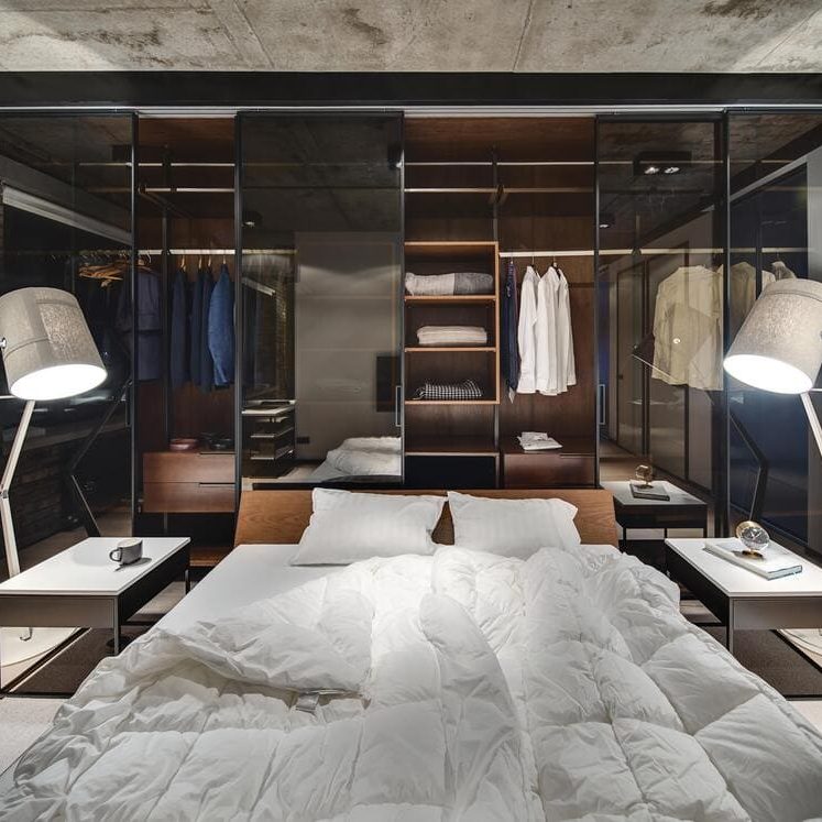 Begehbarer Kleiderschrank aus Klarglas nach Maß