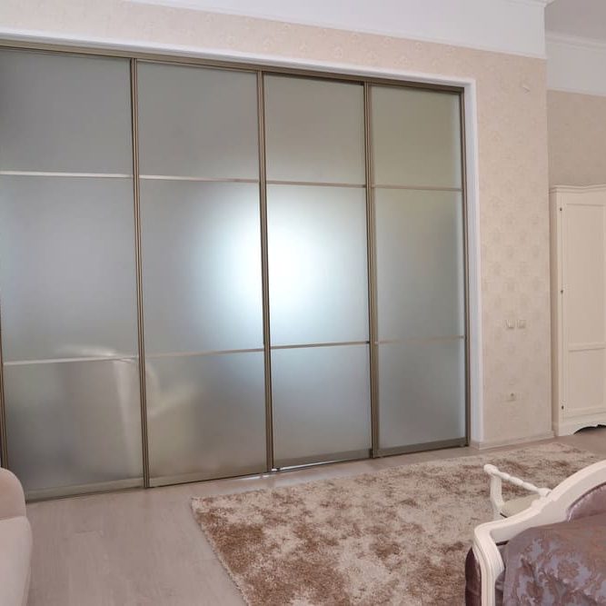 Raumteiler nach Maß als Schiebetür mit satinierten Glas