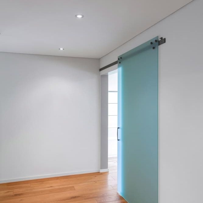 Raumteiler-Schiebetür aus Glas nach Maß