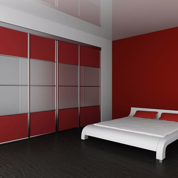 Schiebetüren-Kleiderschrank im Schlafzimmer in rot und Milchgals