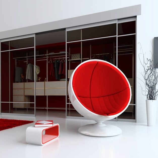 Schiebetür aus Glas für begehbaren Kleiderschrank